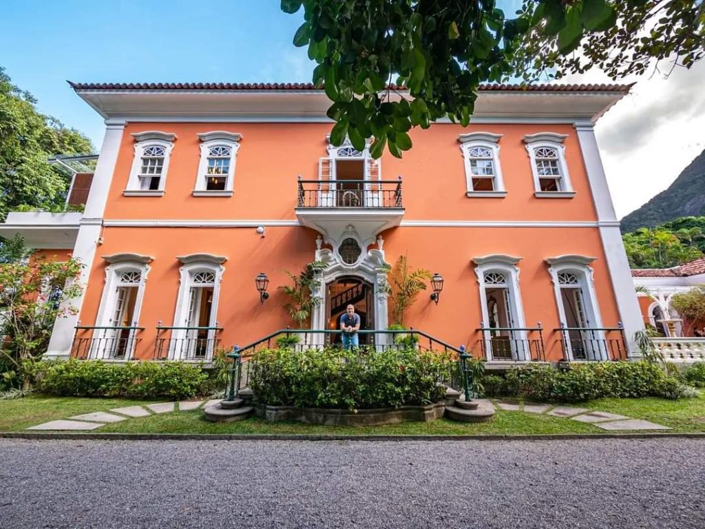 Instituto Brando Barbosa. Palacete Colonial, cor vermelho barro.